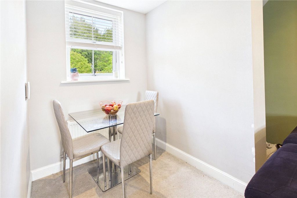 Additional image 4 of 2 bed flat to rentHutton Close, Newbury, Berkshire RG14