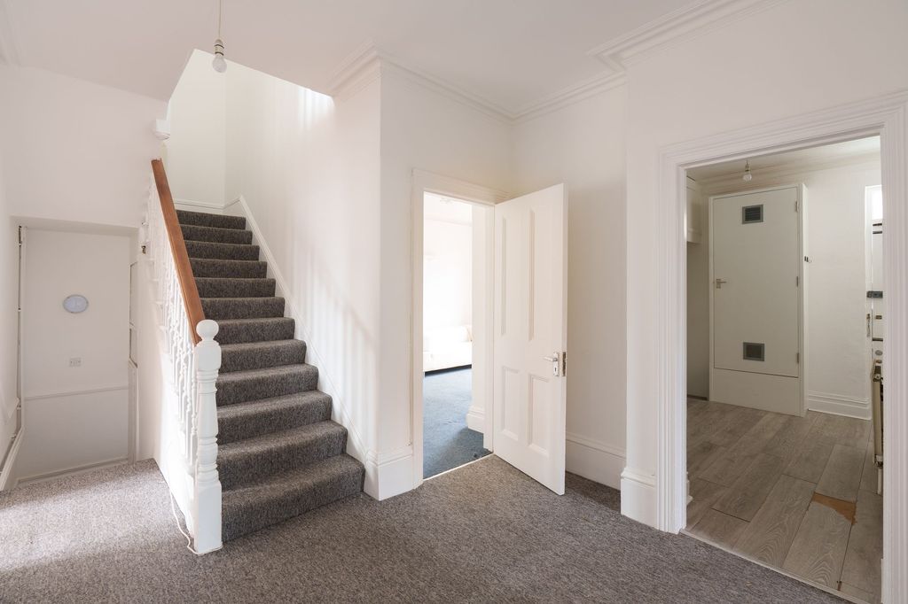 Additional image 12 of 6 bed flat to rentWilbury Crescent, Hove BN3