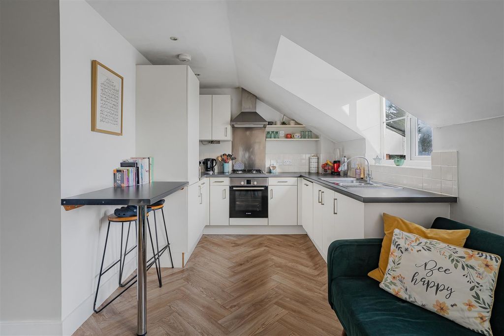 Additional image 4 of 2 bed flat for saleAshgrove Court, Bath Road, Maidenhead SL6