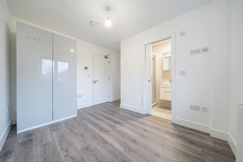4 Hospital Way, Hither Green SE13