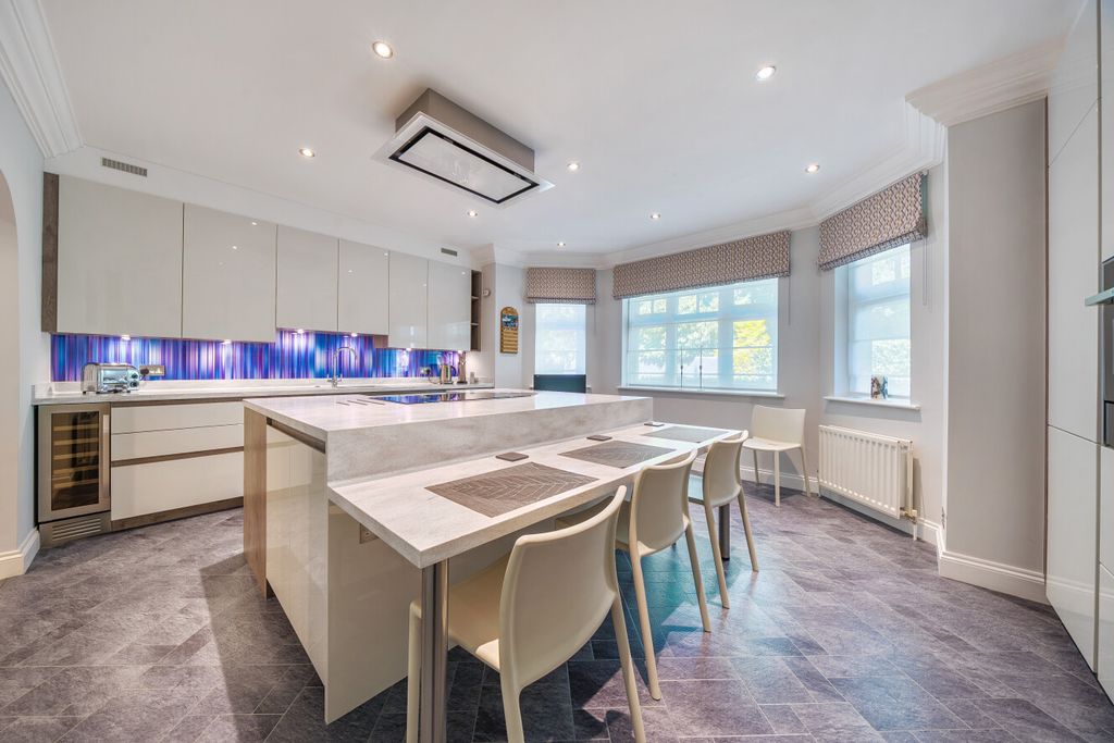 Additional image 3 of 2 bed flat for saleKemnal Road, Chislehurst BR7
