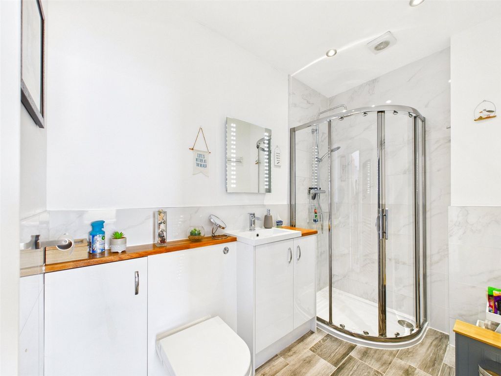 Additional image 6 of 2 bed flat for saleUndercliff Road West, Felixstowe, Suffolk IP11