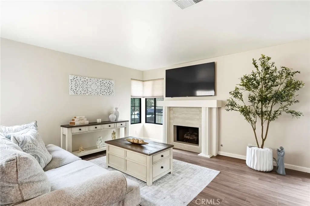 Additional image 2 of 7255 Balboa Blvd Unit 20, Lake Balboa, CA 91406