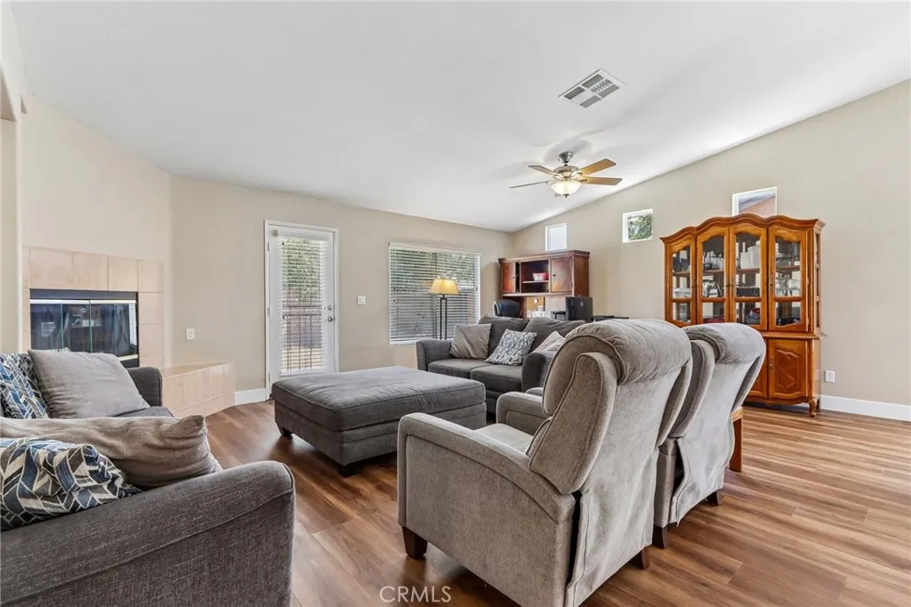 988 Roxanne Dr, Hemet, CA 92543 photo 4