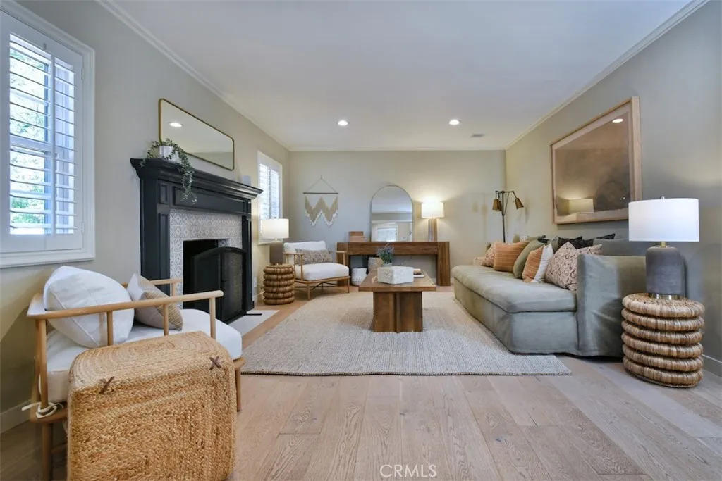 4242 Saugus Ave, Sherman Oaks, CA 91403 photo 3