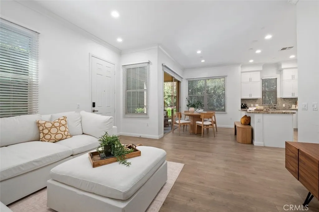 102 Capricorn, Irvine, CA 92618 photo 2