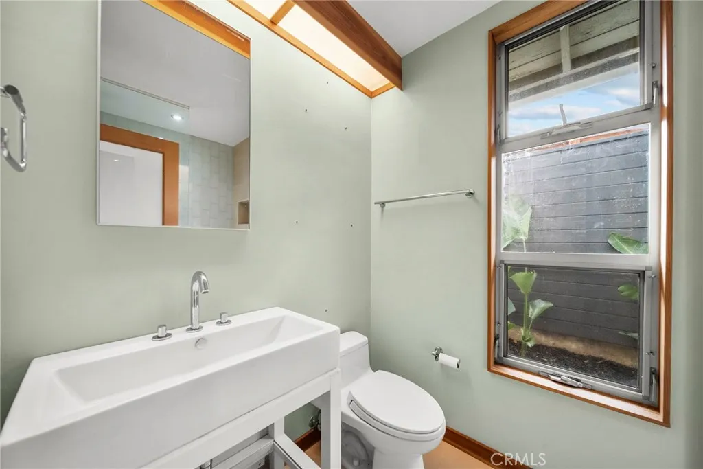 7027 Macapa Dr, Los Angeles, CA 90068