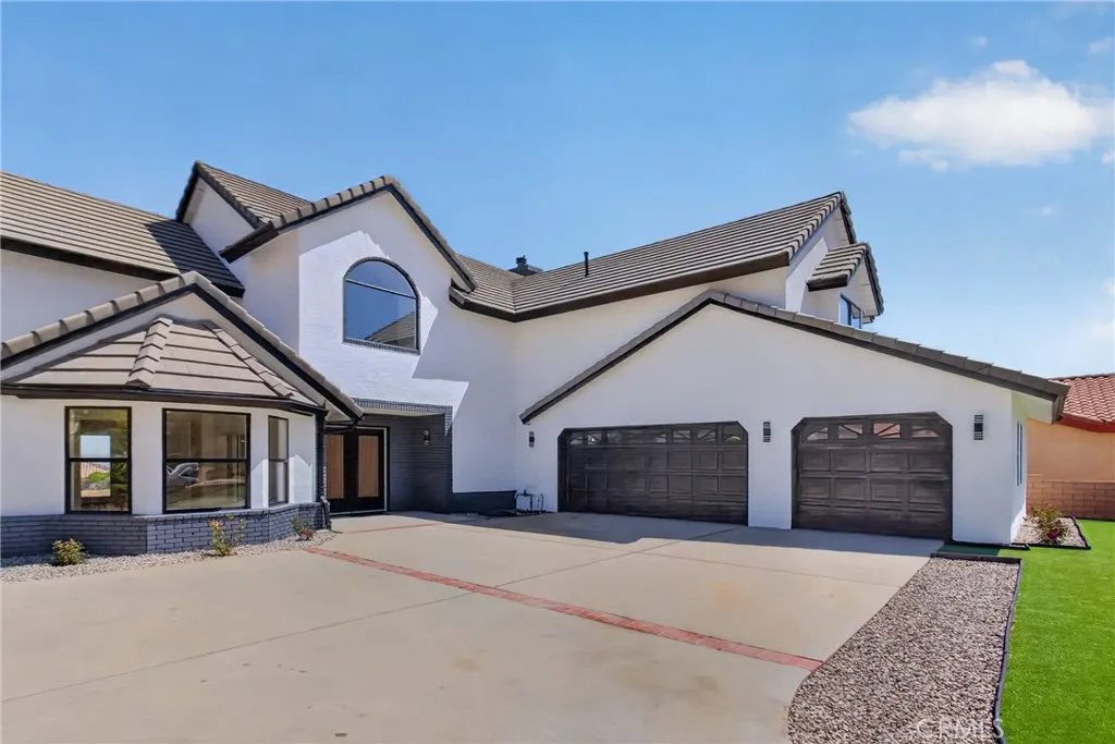6841 Granada Dr, Palmdale, CA 93551 photo 2
