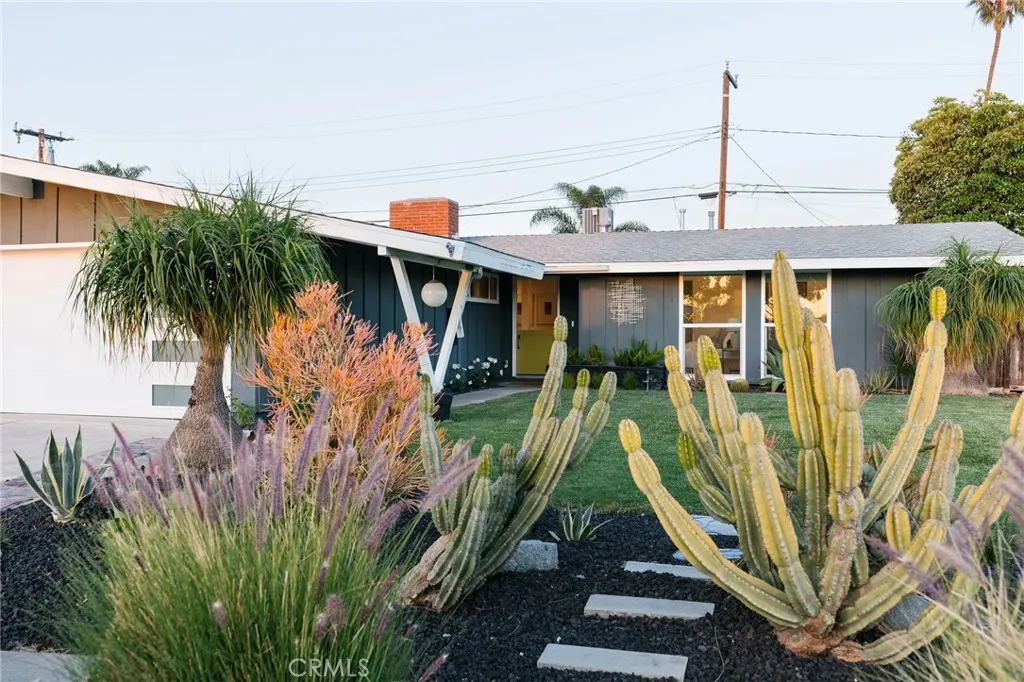 Additional image 2 of 2566 Oxford Ln, Costa Mesa, CA 92626