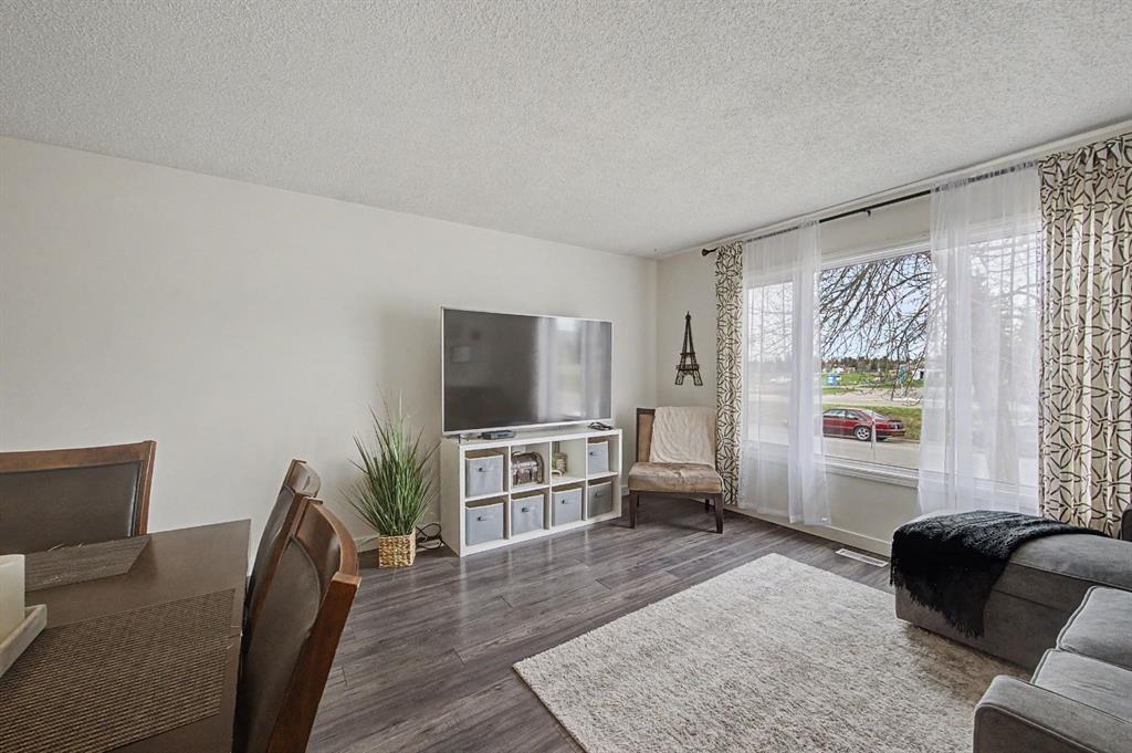 Additional image 4 of 359 Woodvale Crescent SW, Calgary, AB, T2W3L3