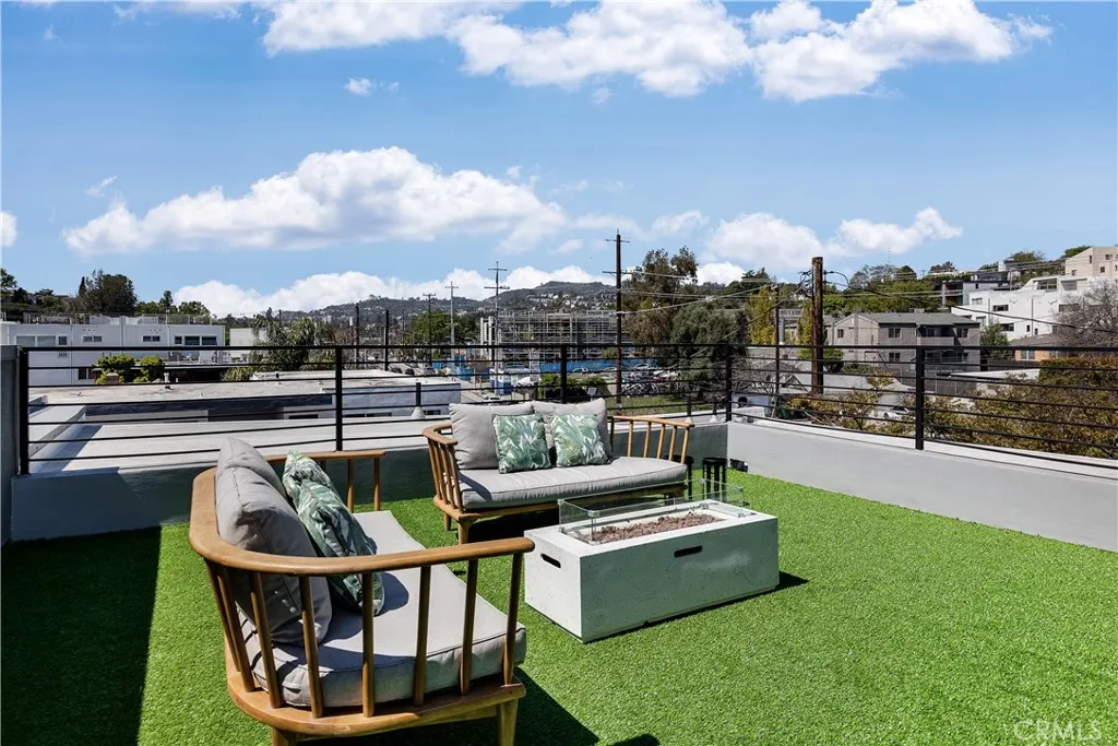 2822 Rowena Ave, Silver Lake, CA 90039