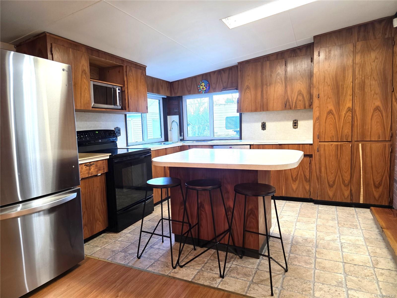 Additional image 2 of 2114 Mckenzie Avenue, Comox, BC, V9M 1M7