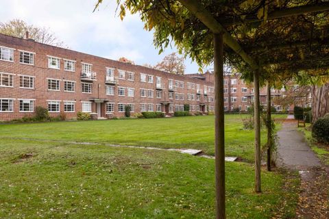 Gated Period Block With Riverside Grounds, East Twickenham TW1