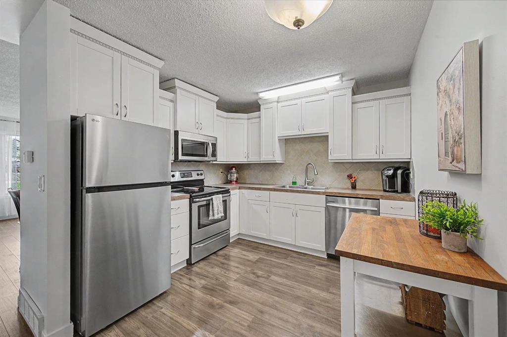 Additional image 6 of 359 Woodvale Crescent SW, Calgary, AB, T2W3L3