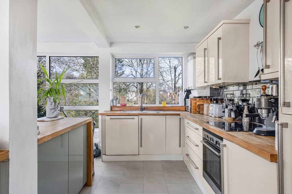 Additional image 10 of 3 bed flat for salePark Place, Cheltenham GL50