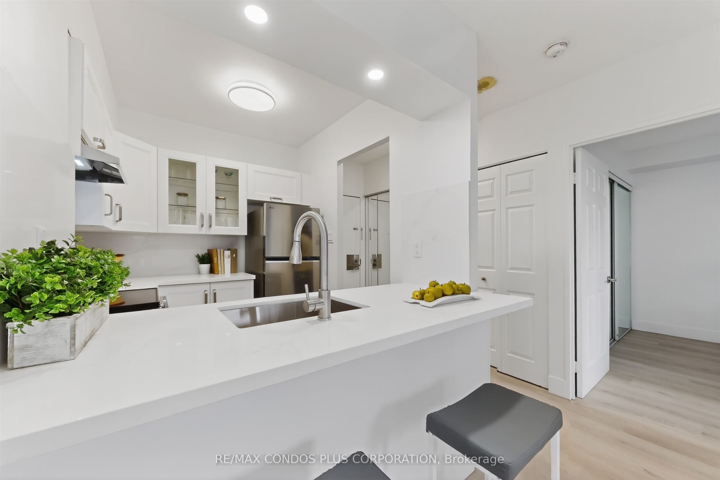 Additional image 3 of 1601-736 Bay Street, Toronto, ON, M5G 2M4