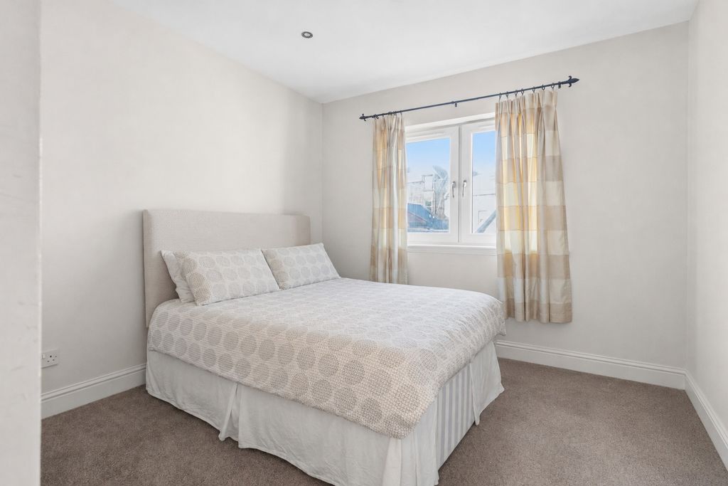 Additional image 5 of 2 bed flat for saleWellgreen Lane, Stirling FK8