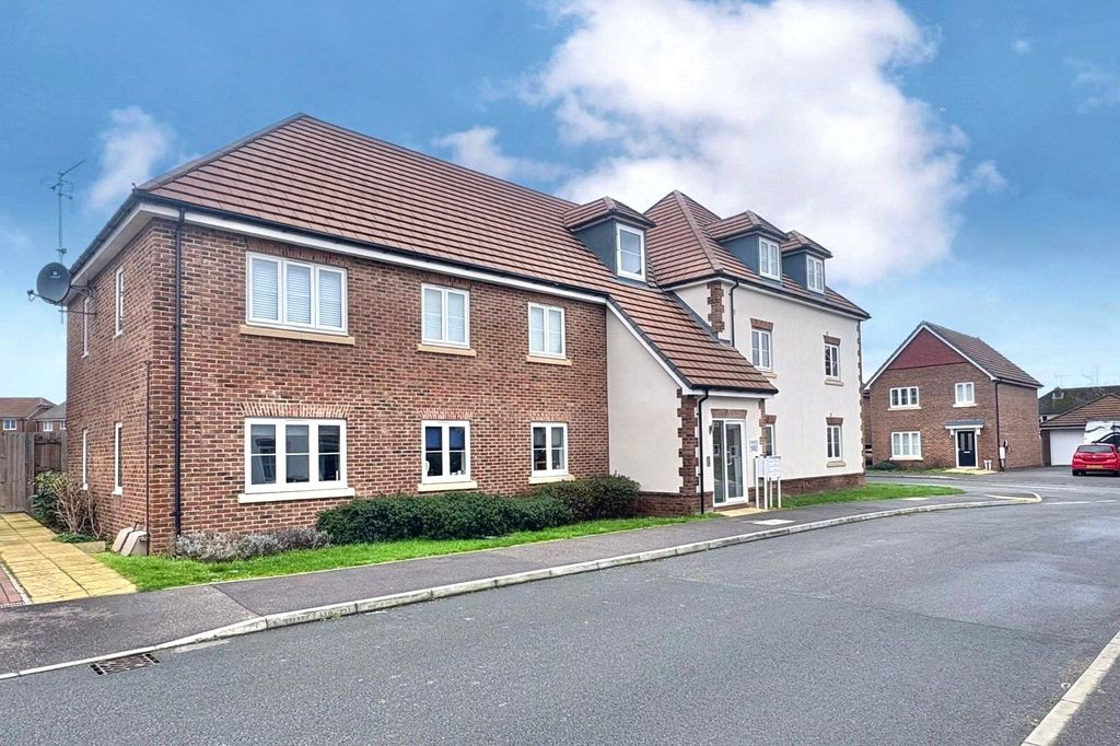 2 bed flat for saleBartlett Avenue, Badshot Lea, Farnham, Surrey GU9