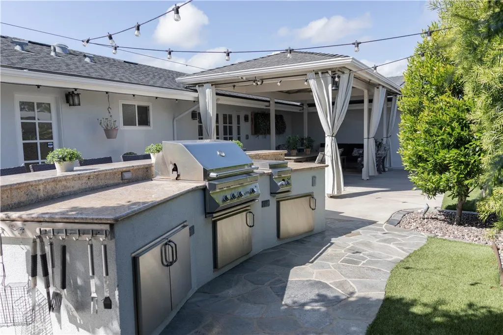 245 Brentwood St, Costa Mesa, CA 92627