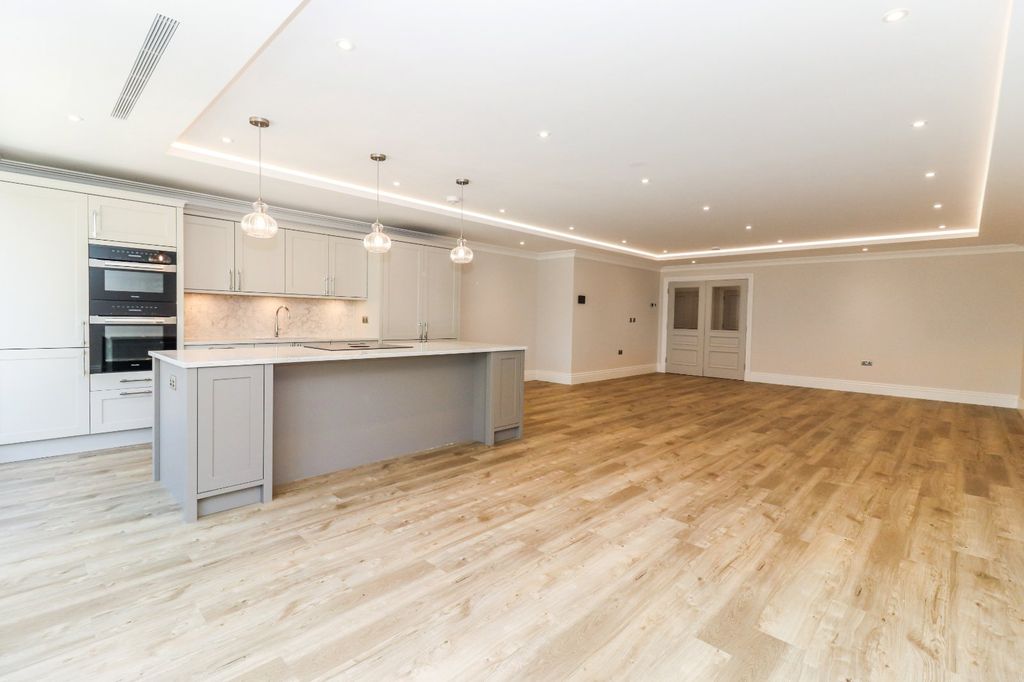 Additional image 2 of 3 bed flat for saleGregories Road, Beaconsfield HP9