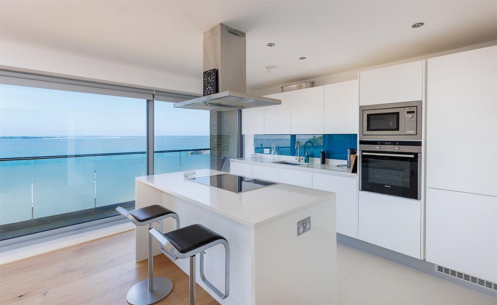 Additional image 6 of 3 bed flat for saleCowes, Isle Of Wight PO31