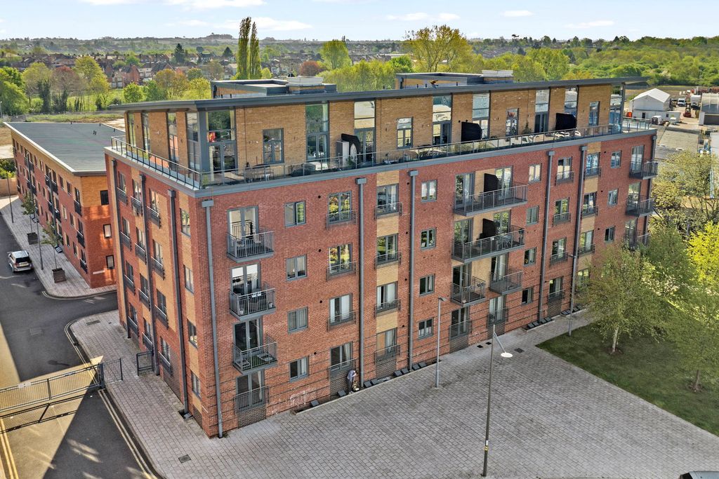 3 bed penthouse for saleFlat 18, Lockwheel House, 4 Woodhouse Close, Worcester. WR5