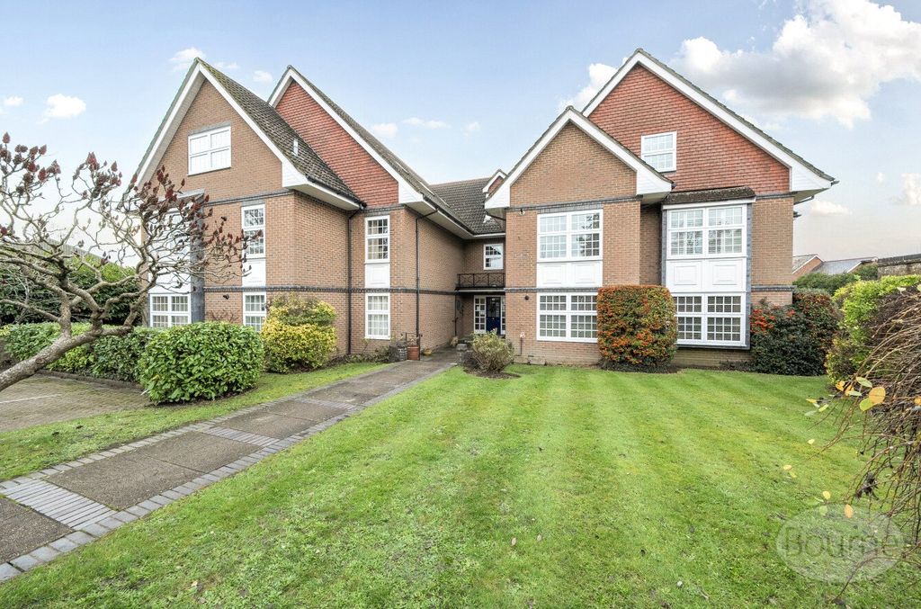 2 bed flat for saleBourne Heights, Frensham Road, Farnham, Surrey GU9