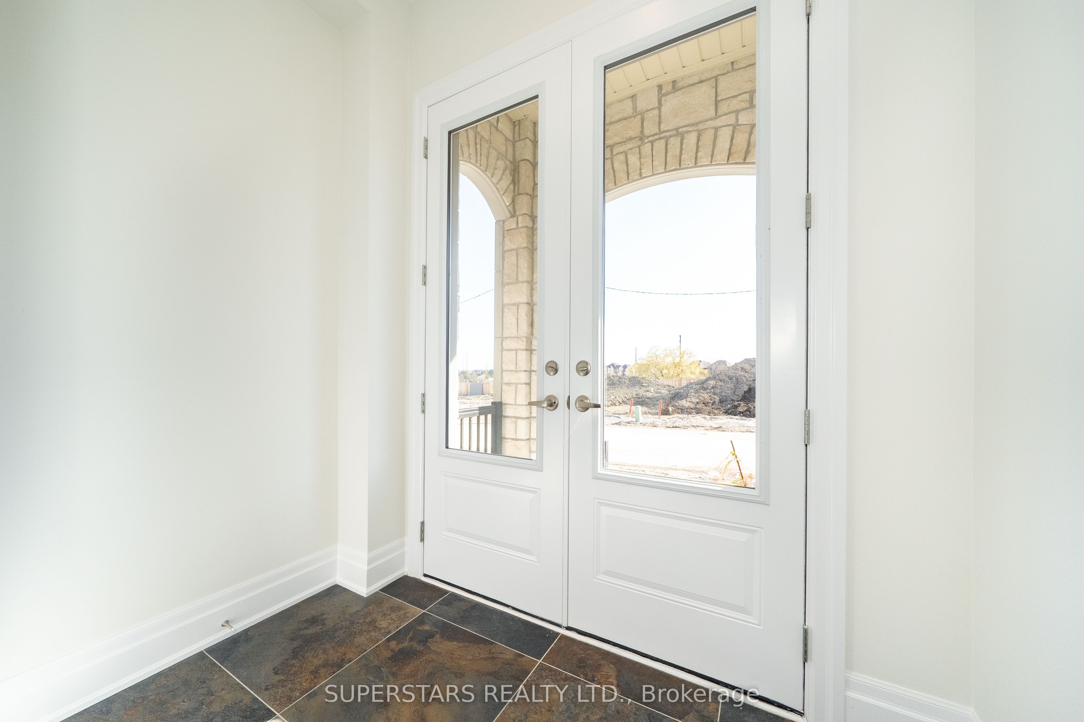 215 Archerhill Circle, Aurora, ON, L4G 4E2 photo 2