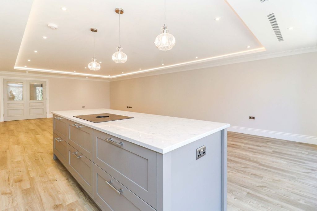 Additional image 6 of 3 bed flat for saleGregories Road, Beaconsfield, Buckinghamshire HP9