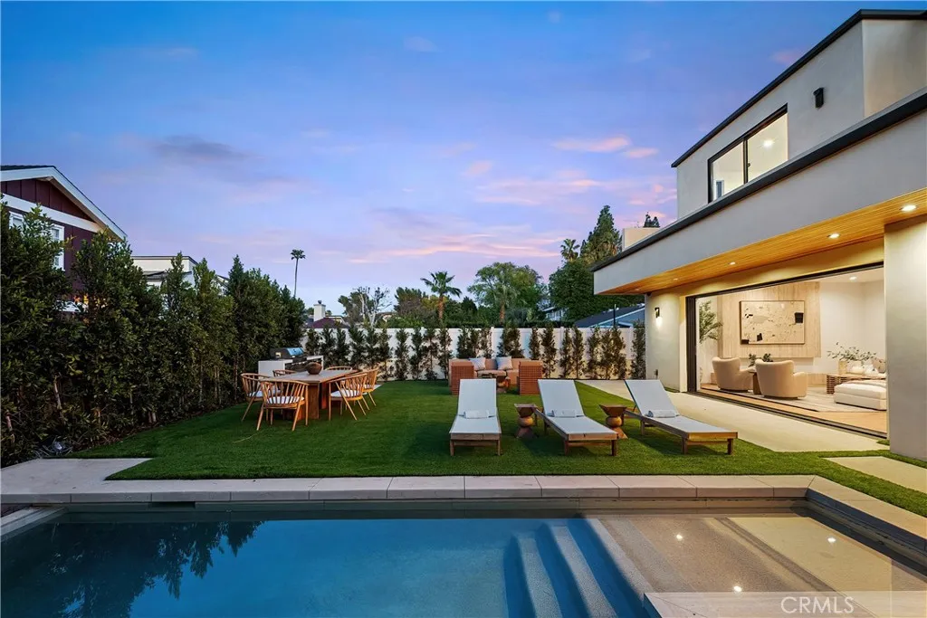 15451 Camarillo Street, Sherman Oaks, CA 91403