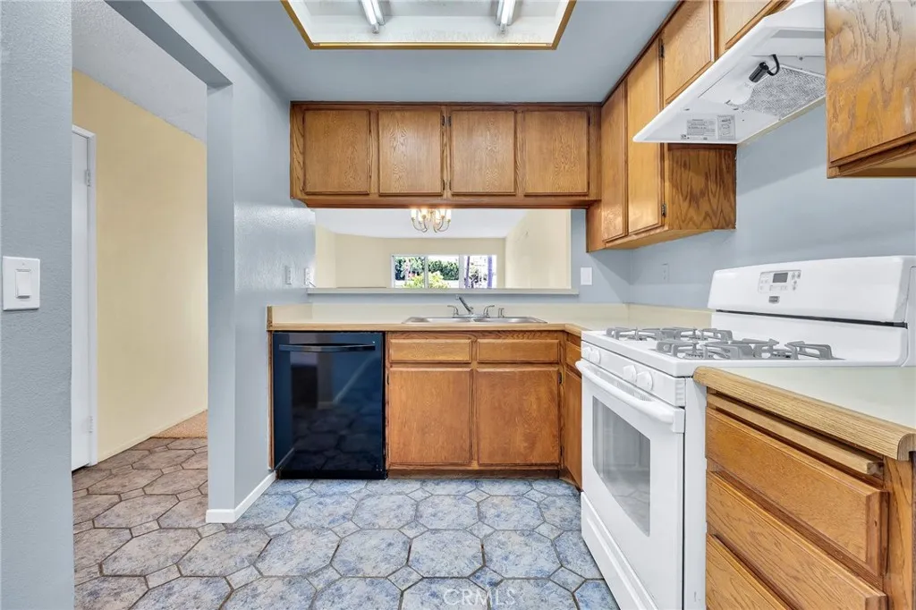 955 E 3rd St Unit 202, Long Beach, CA 90802 photo 3