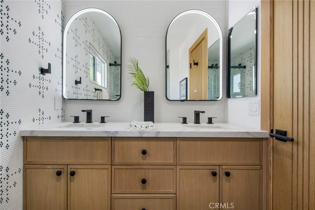 Additional image 33 of 305 Robinhood Ln, Costa Mesa, CA 92627