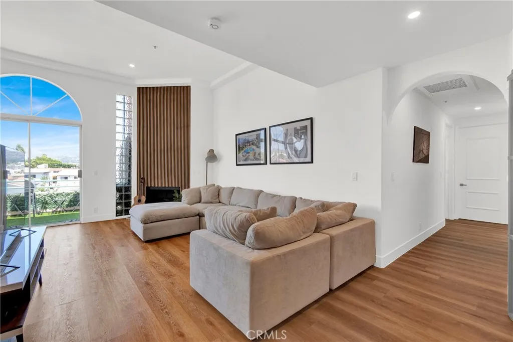 Additional image 3 of 4830 Elmwood Avenue Unit 302, Los Angeles, CA 90004