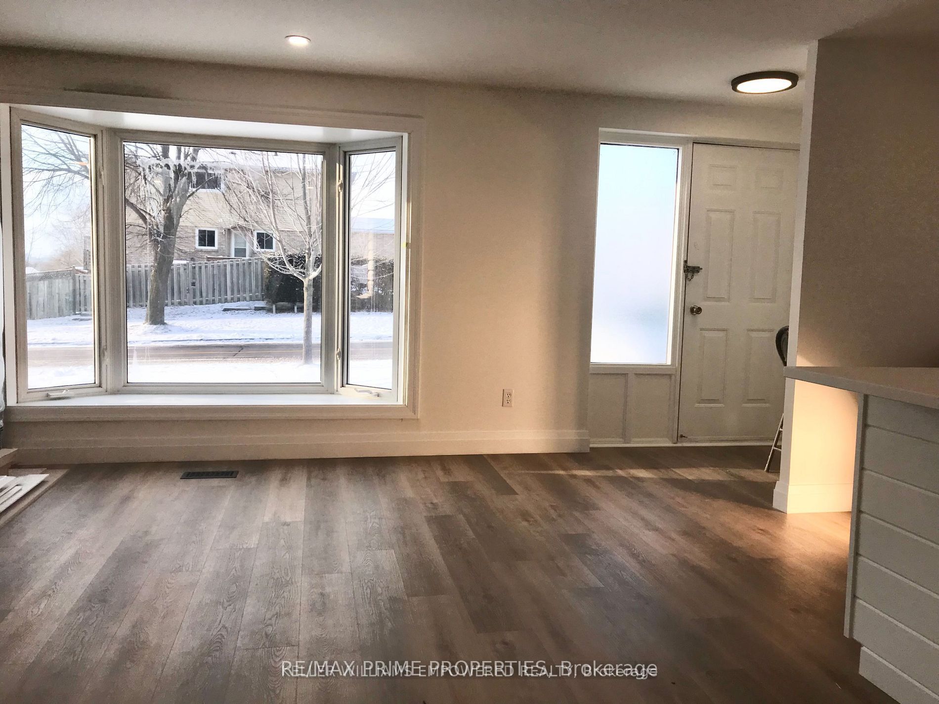 Additional image 4 of Main Floor-697 Downview Crescent, Oshawa, ON, L1H 7W4