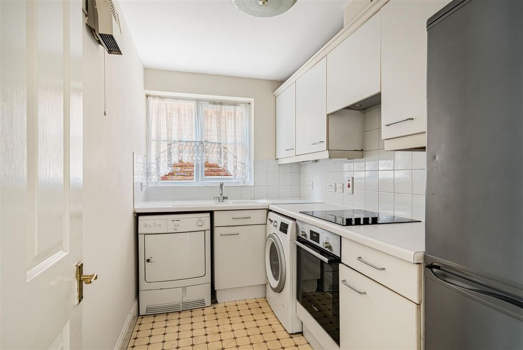 Additional image 4 of 2 bed flat for saleAlston Gardens, Maidenhead SL6