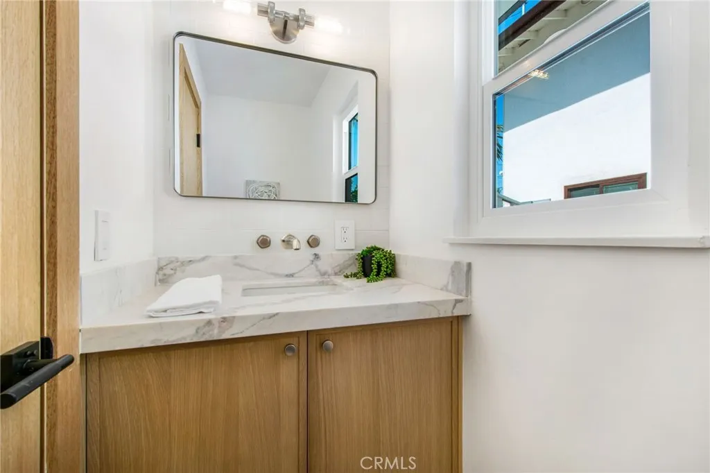 Additional image 87 of 305 Robinhood Ln, Costa Mesa, CA 92627
