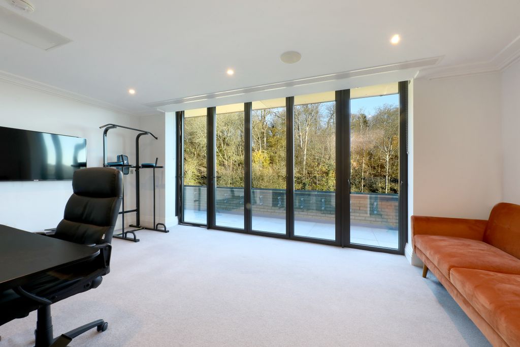 Additional image 14 of 4 bed flat for sale24 Glen Island Taplow, Maidenhead SL6