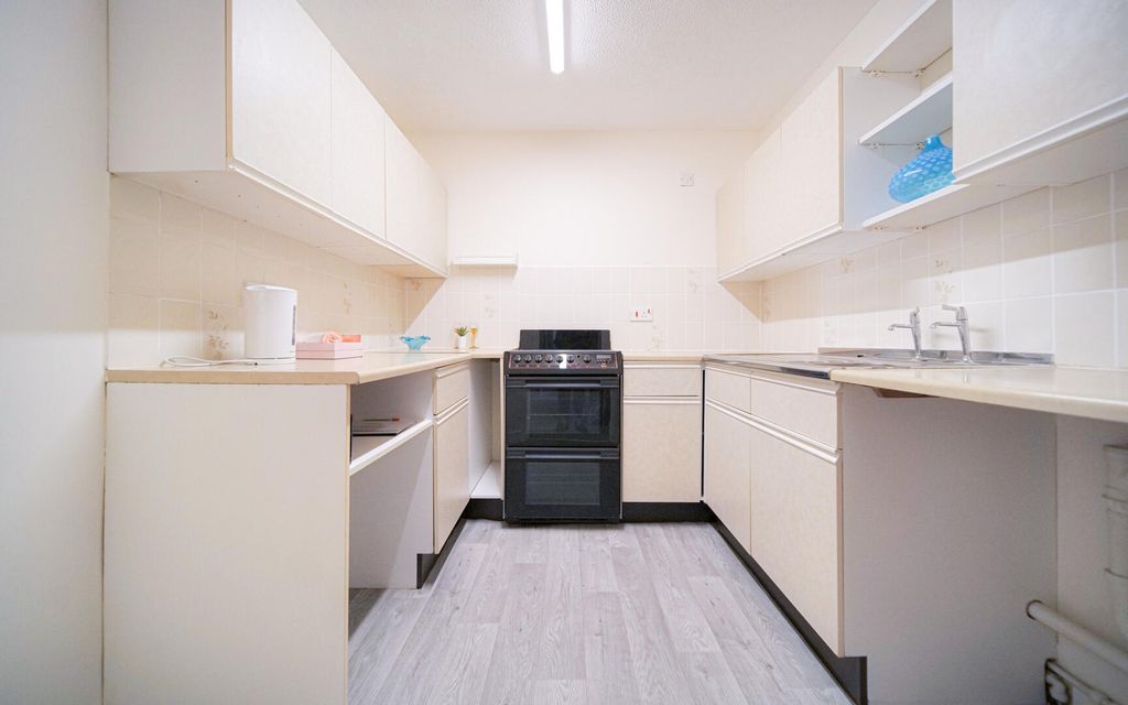 2 bed flat for saleCrown House, Melksham SN12 photo 5