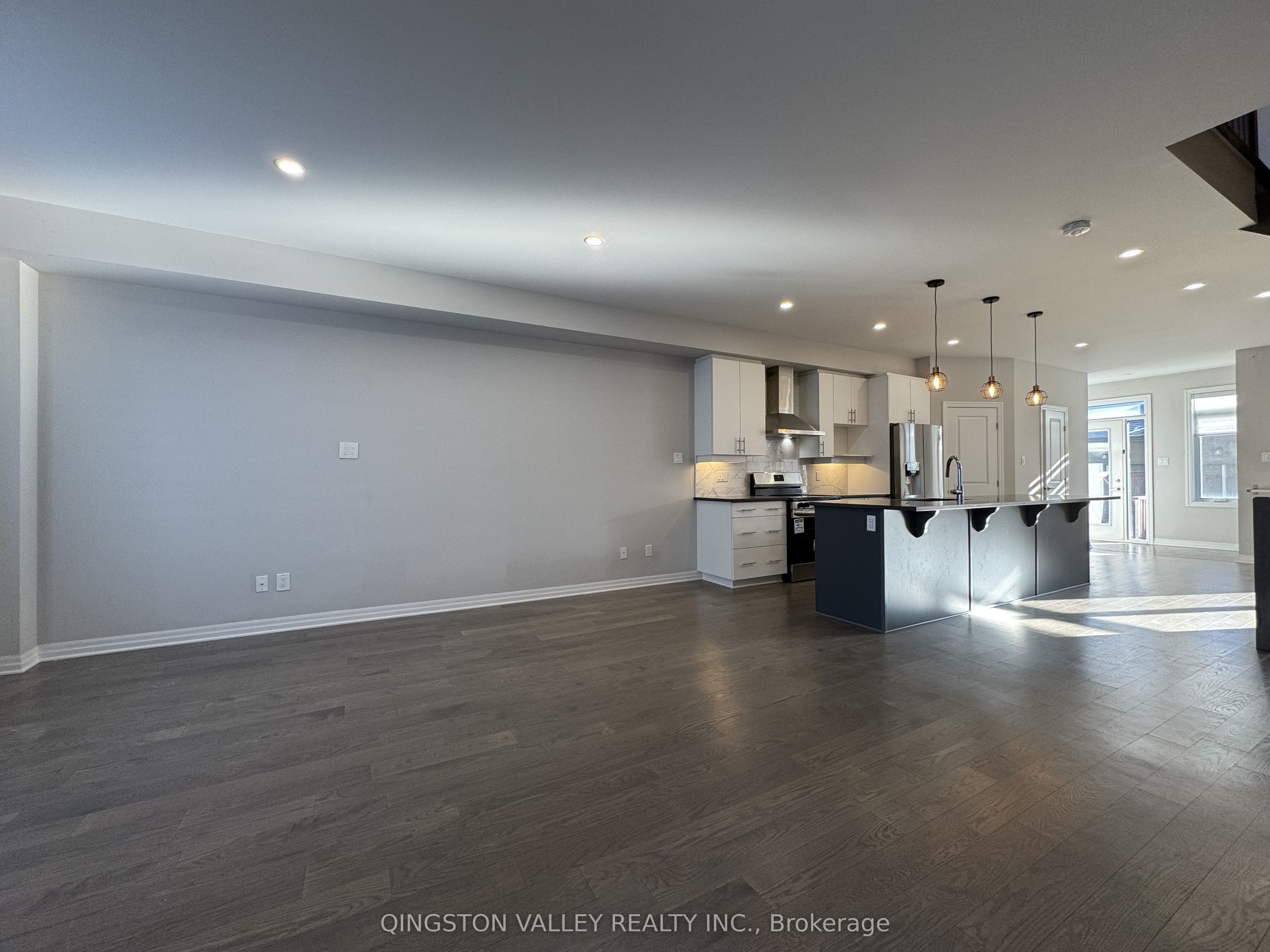 Additional image 2 of 646 Mikinak Road, Ottawa, ON, K1K 2G8
