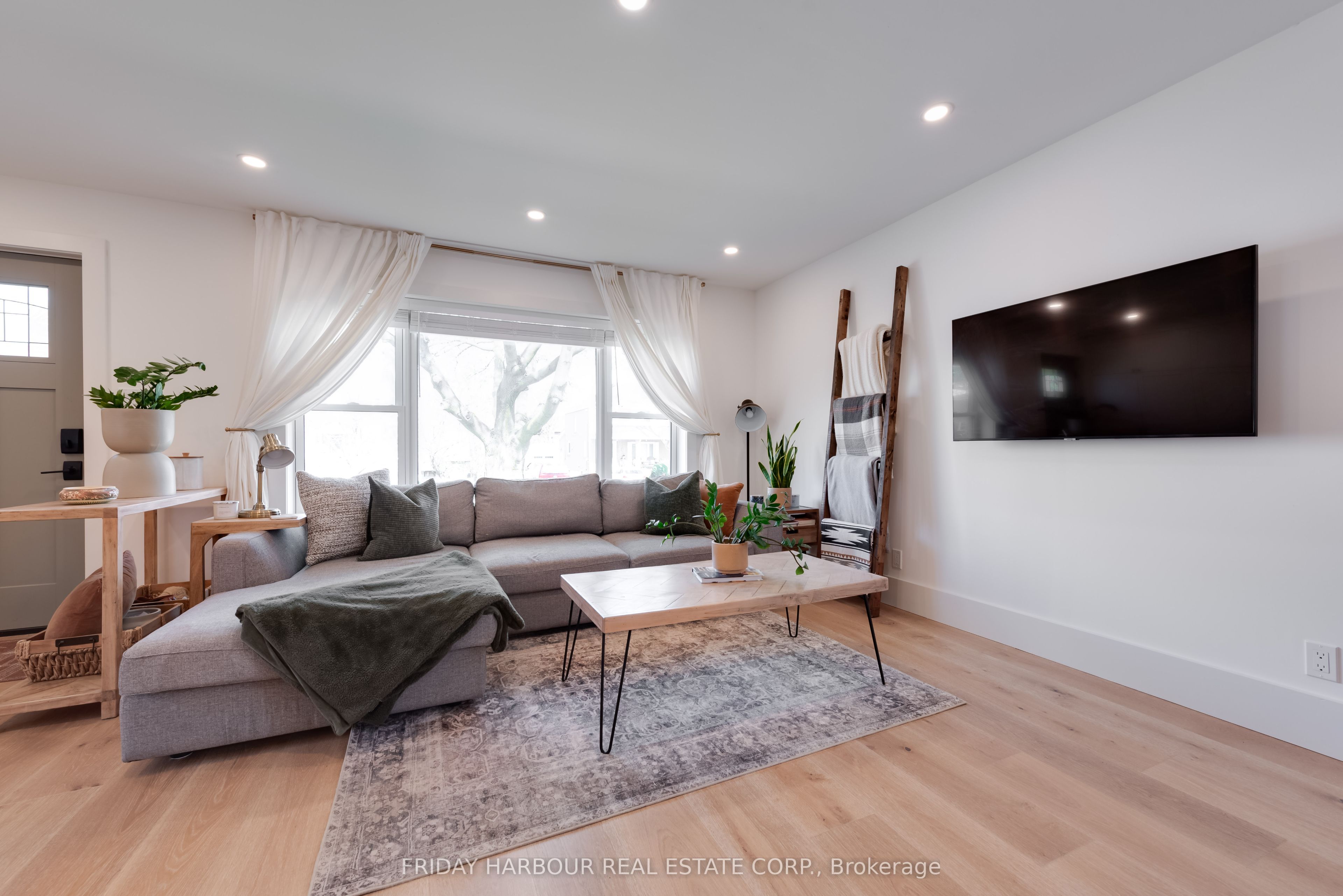 16 Robindale Avenue, Toronto, ON, M8W 4A9 photo 5