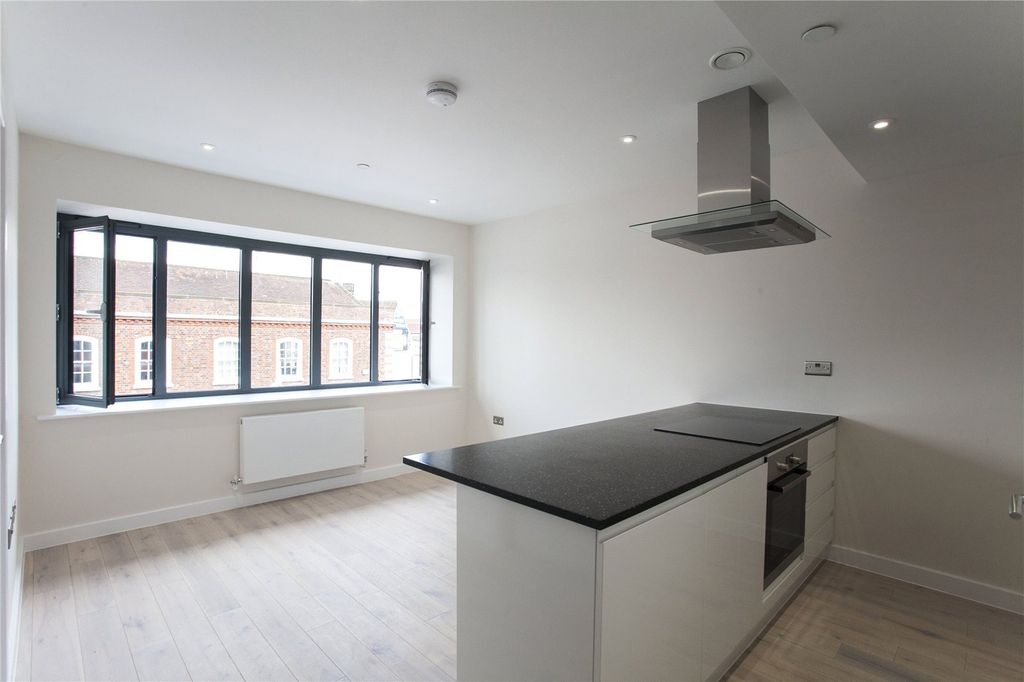 Additional image 2 of 2 bed flat for saleReynolds Court, Baring Road, Beaconsfield HP9