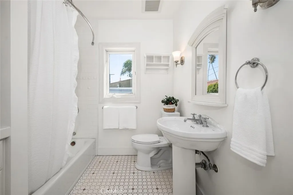 Additional image 65 of 24 Via Di Roma Walk, Long Beach, CA 90803