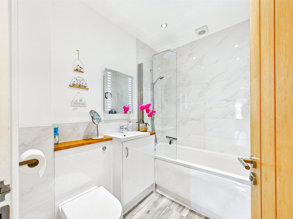 Additional image 9 of 2 bed flat for saleUndercliff Road West, Felixstowe, Suffolk IP11