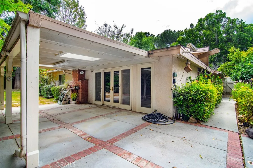 20600 Clarendon St, Woodland Hills, CA 91367