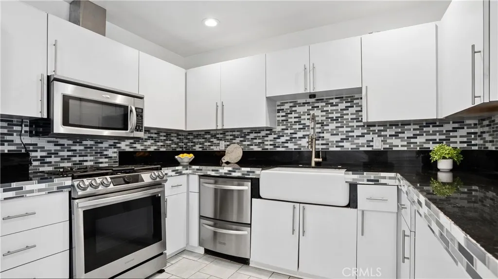 25651 Ramada Dr, Valencia, CA 91355 photo 3
