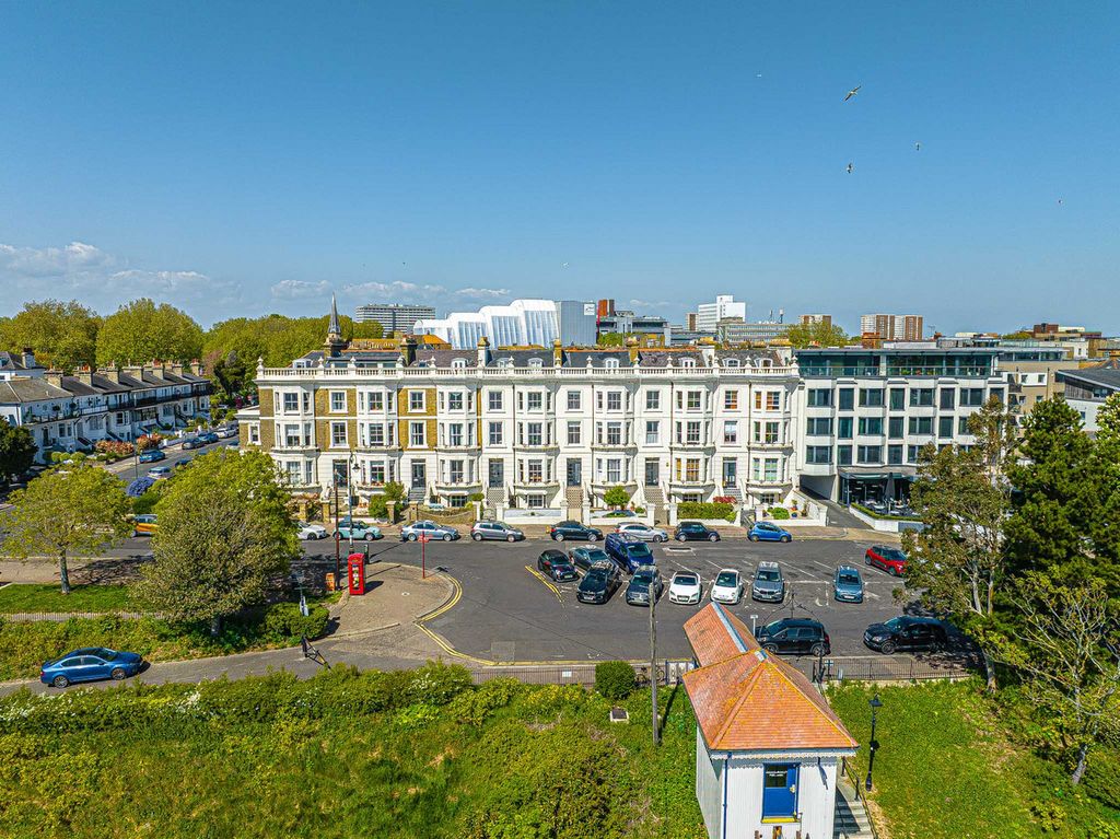 3 bed maisonette for saleClifton Terrace, Southend-On-Sea SS1