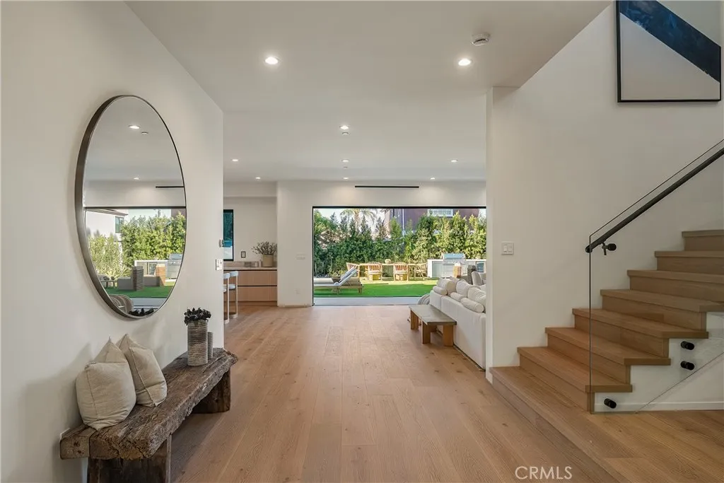 15451 Camarillo Street, Sherman Oaks, CA 91403 photo 2