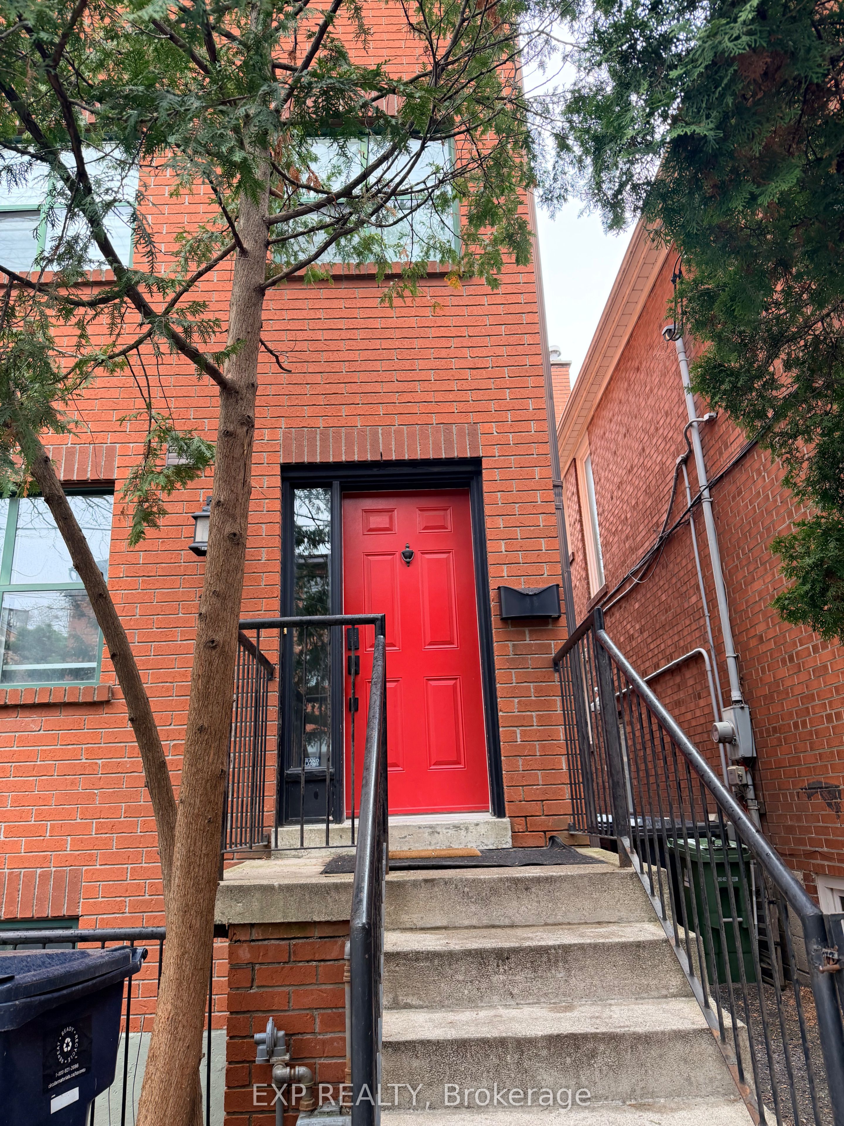Upper-192 Ontario Street, Toronto, ON, M5A 2V5