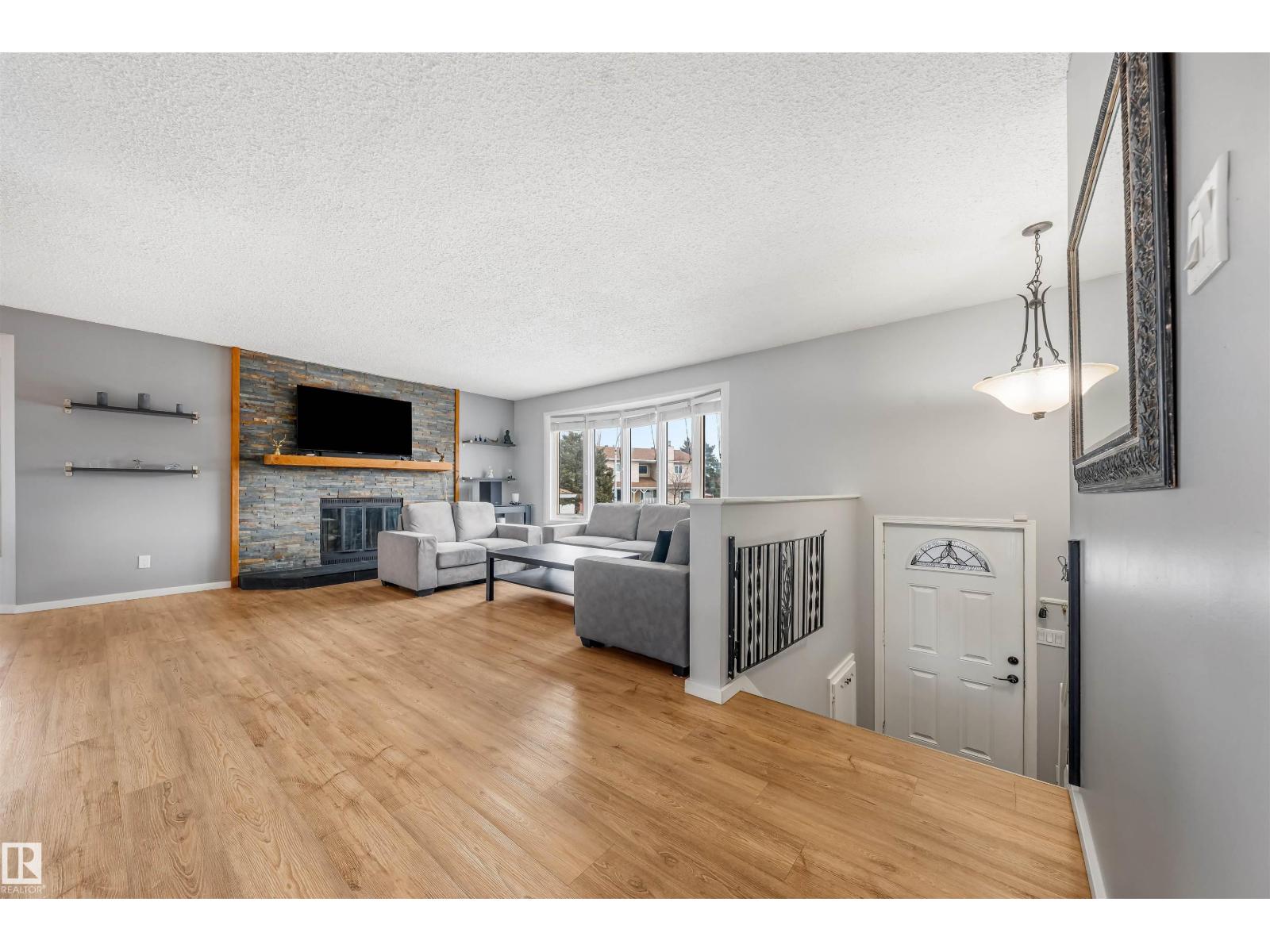 Additional image 6 of 2437 89 Street NW, Edmonton, AB, T6K2Y8
