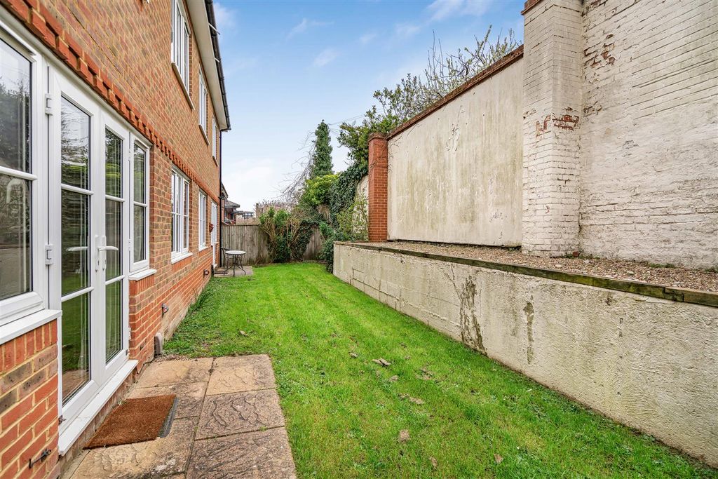 Additional image 8 of 2 bed flat for saleAlston Gardens, Maidenhead SL6